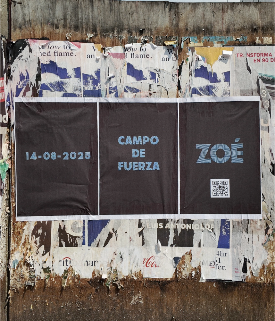 Posters pegados en la calle del lanzamiento de "Campo de fuerza" de Zoé.