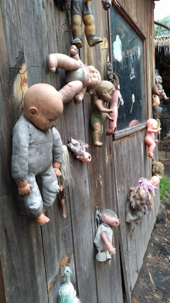 Piezas sucias e incompletas colgadas en un jacalito.