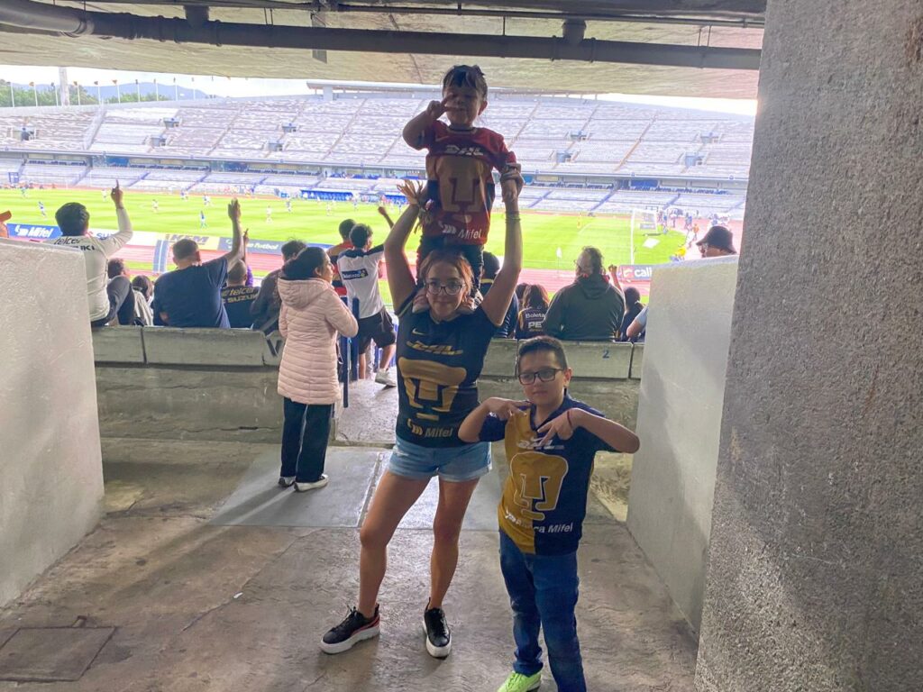 Personas con discapacidad acuden a estadio de futbol