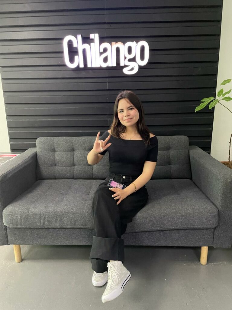 desiree quintana sentada en la oficina de Chilango Radio.