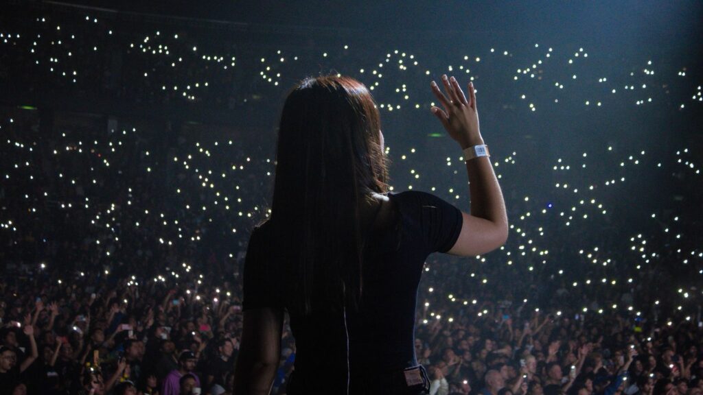 Desiree Quintana interpretando en Lengua de Señas durante un concierto de Enjambre.