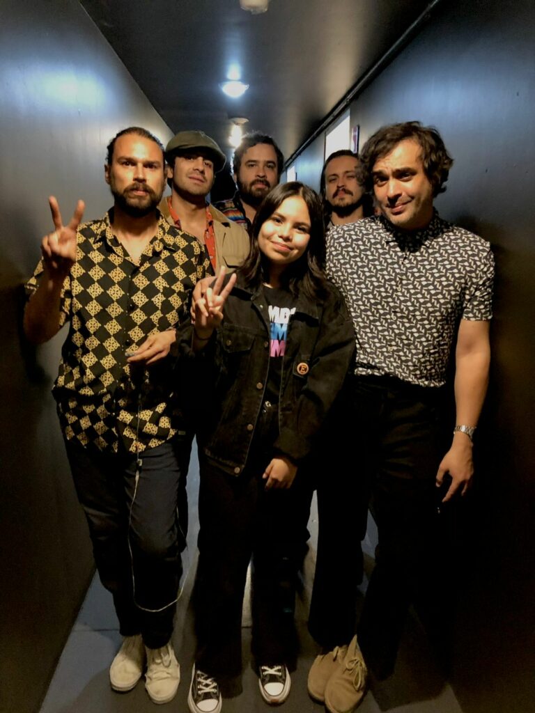 desiree quintana junto a la banda Enjambre quien dio show en lengua de señas.