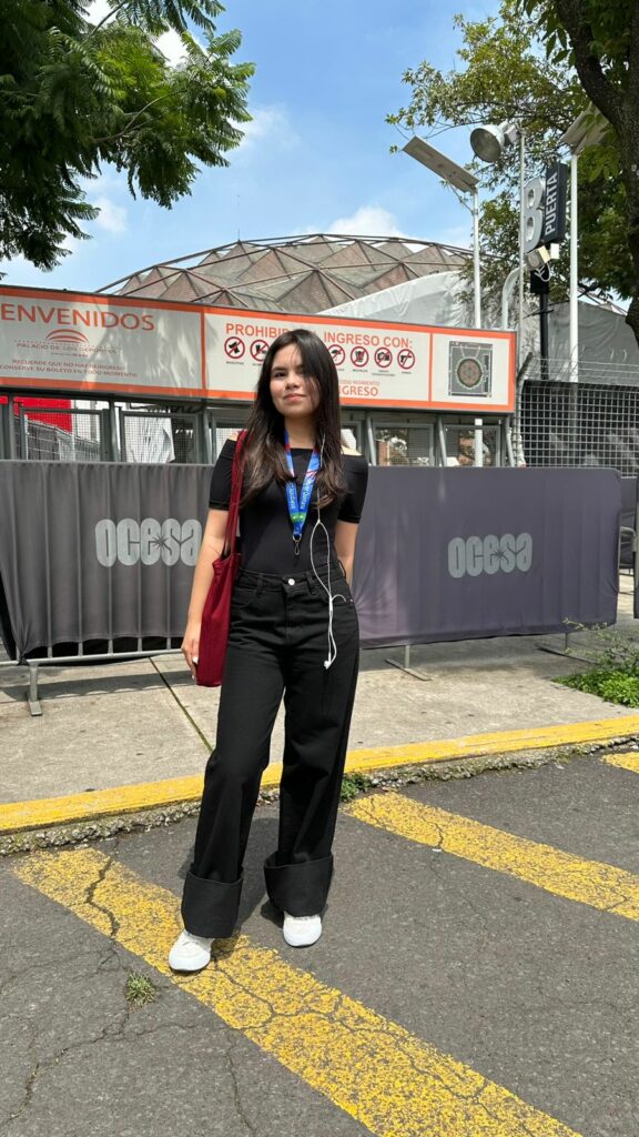 desiree quintana afuera del palacio de los deportes para interpretar en lengua de señas el concierto de Enjambre.