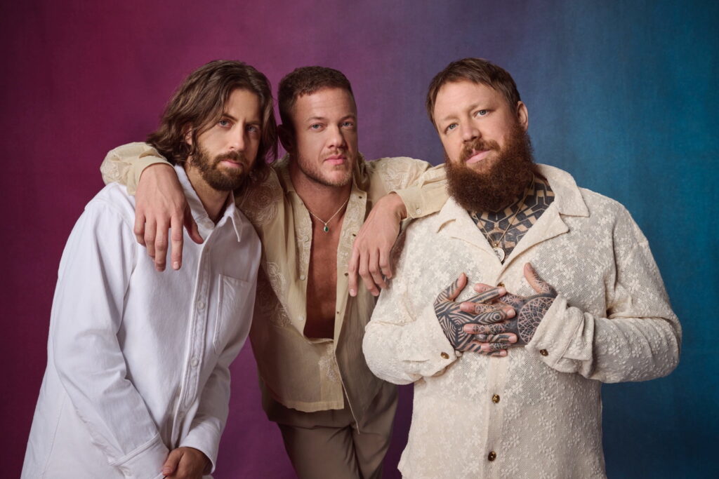 Retrato de los tres integrantes de la banda Imagine Dragons.