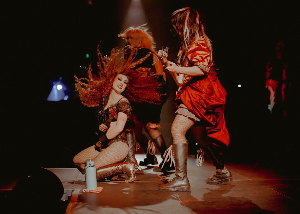 Chapell Roan en el escenario durante uno de sus conciertos.