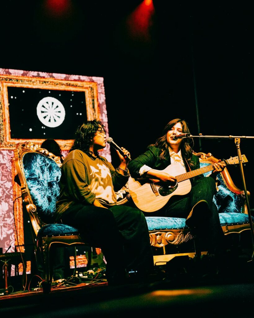 Lucy Dacus sosteniendo su guitarra sobre el escenario, es una de las artistas imperdibles del cartel del Corona Capital 2025.