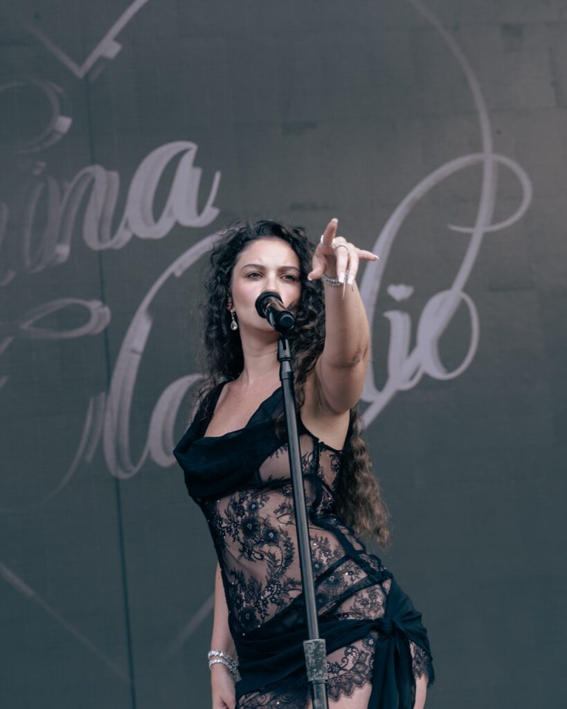 Sabrina Claudio cantando.