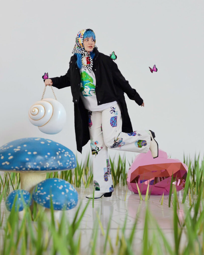 Retrato de la artista Covadonga intervenida con arte digital de hongos y plantas.