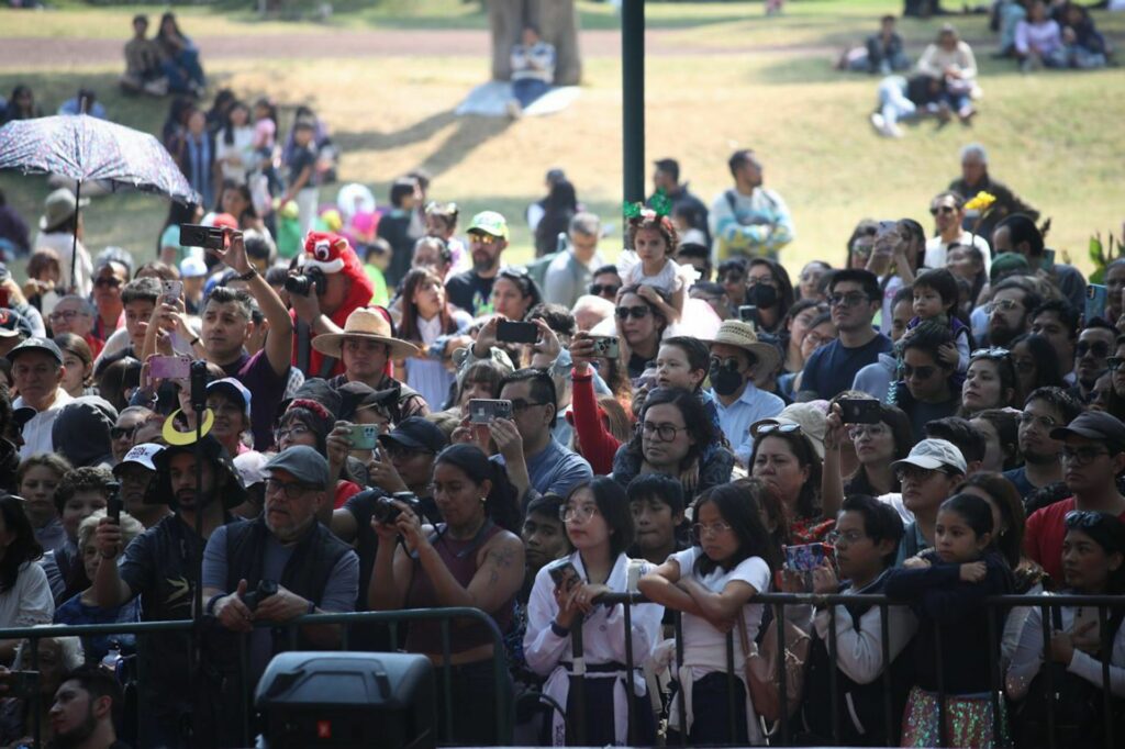 Personas viendo un show en el CENART.