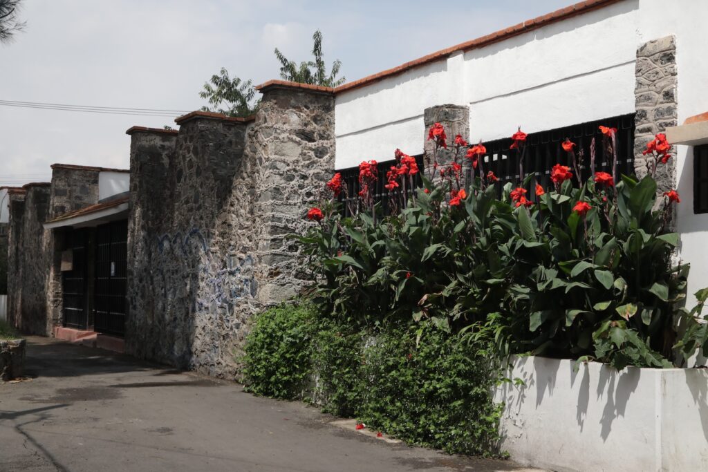 Fachada de los lavaderos del Barrio de San Antonio.