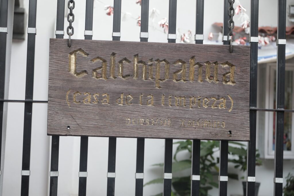 Letrero de madera que dice: Calchipahua (casa de la limpieza).