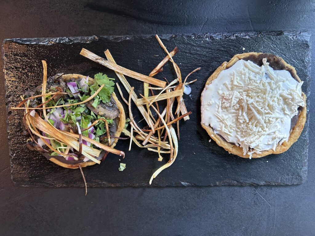 Sopes de tinga y quesillo de el Mariachito Insurgentes para dar el grito del 15 de septiembre.