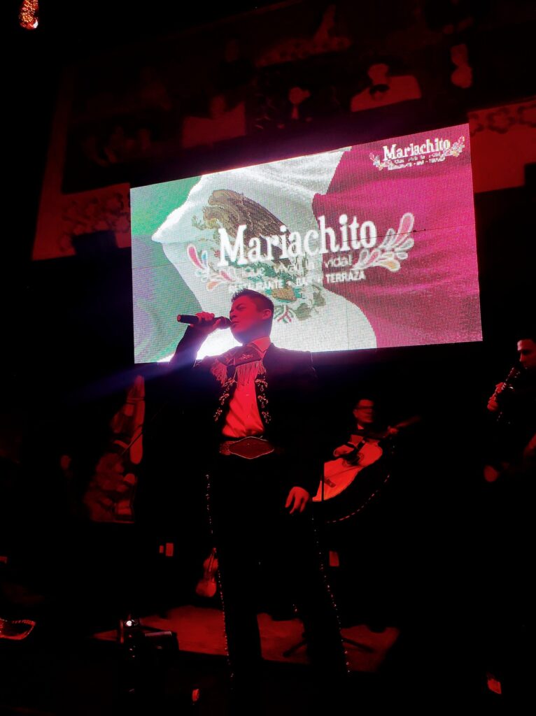 Mariachi Nuevo México tocando en el Mariachito.