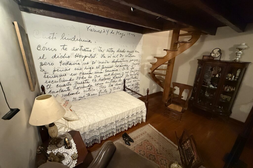 Sala de la recámara de Frida en el Museo Casa Kahlo en CDMX.