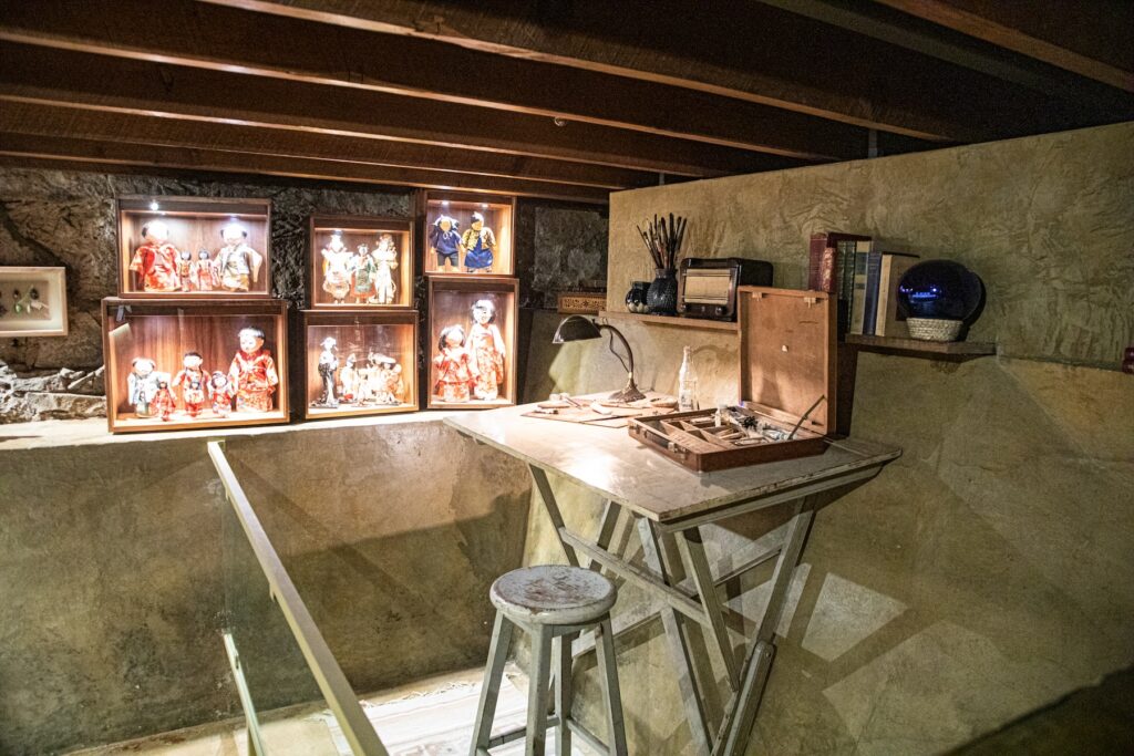 Sótano del museo donde hay una colección de muñecas de Frida Kahlo.