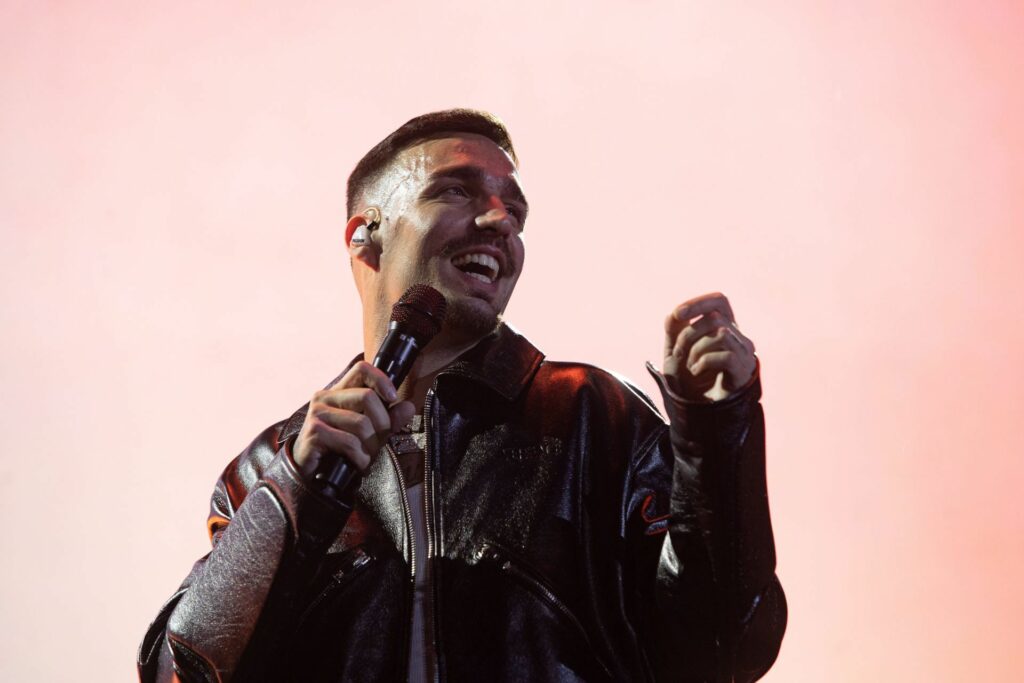 Rels B cantando durante su concierto en el Estadio GNP Seguros en CDMX.