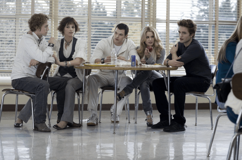 La familia Cullen en el comedor de la preparatoria.