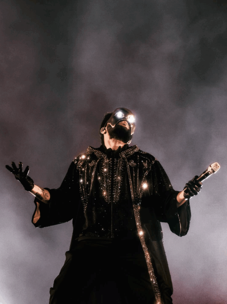 The Weeknd cantando en uno de sus conciertos de su After Hours Till Dawn Tour.