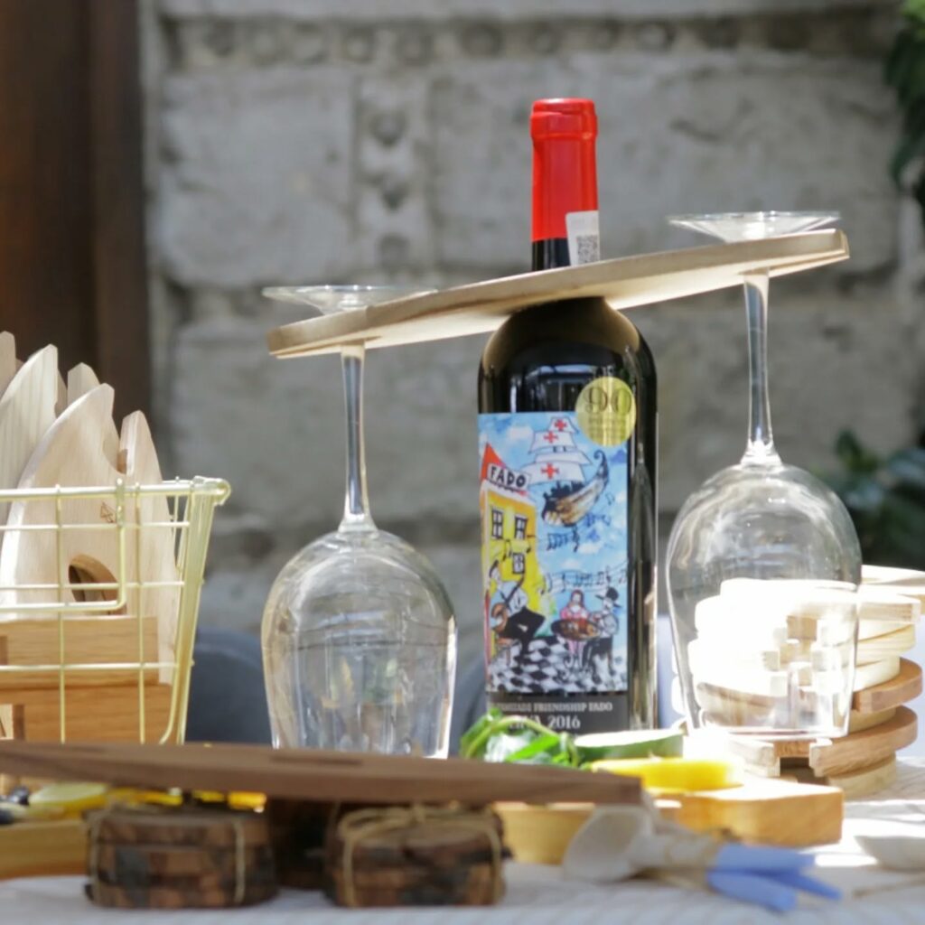 Vino y copas a lado de una tabla de quesos.