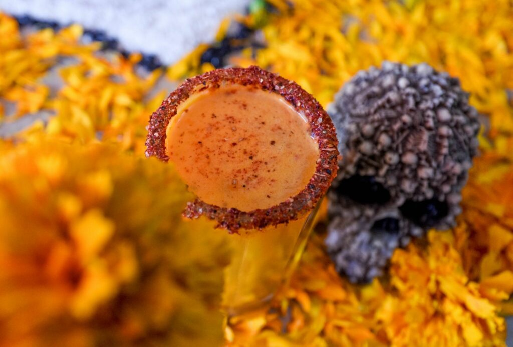 El Día de Muertos se llena de sabores y colores en bebidas tradicionales.