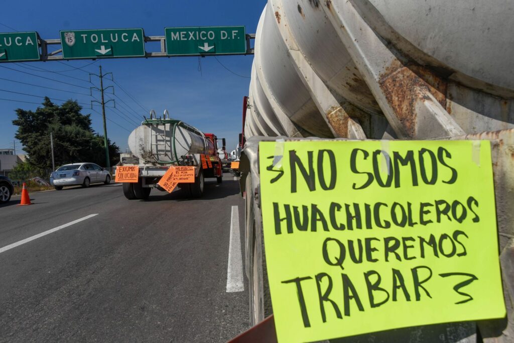 Piperos se manifiestan por operativos contra huachicoleo de agua en Edomex