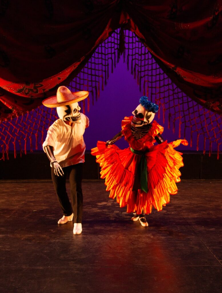 La Compañía Mexicana de Danza Folklórica celebra la tradición del Día de Muertos con el espectáculo Viva la muerte, lleno de color, música y danza.