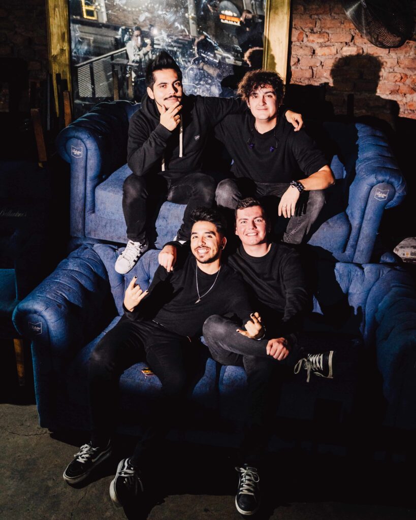 El Teatro Metropólitan será testigo de una noche llena de guitarras, nostalgia y letras que marcaron a toda una generación con el tributo a Pxndx.