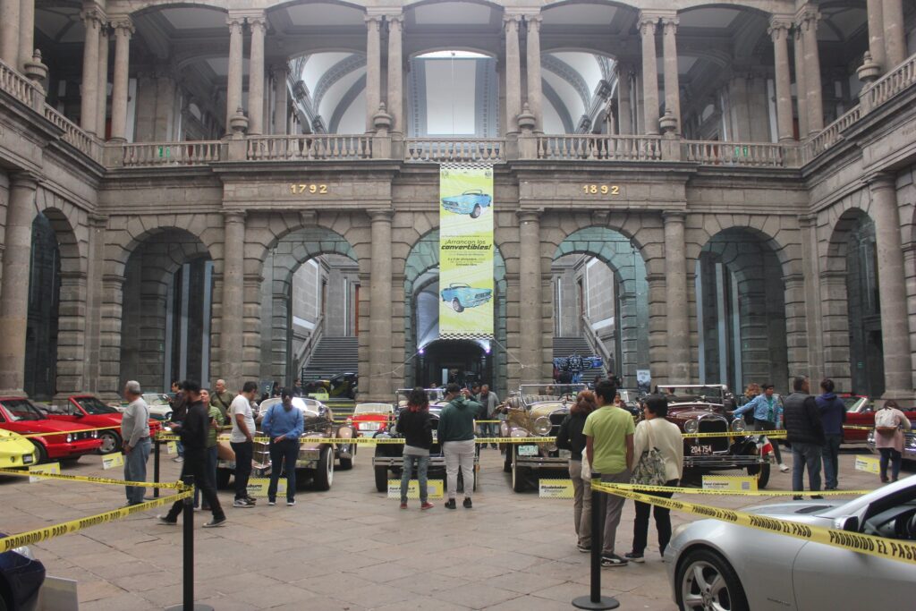 La exhibición de autos clásicos gratis regresa al Palacio de Minería en octubre 2025. 