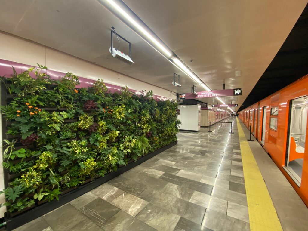 Muro verde en el Metro de CDMX