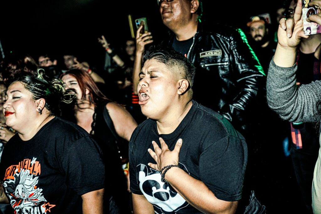 Karaoke, disfraces y música emo de los 2000 serán parte del Emoween 2025.