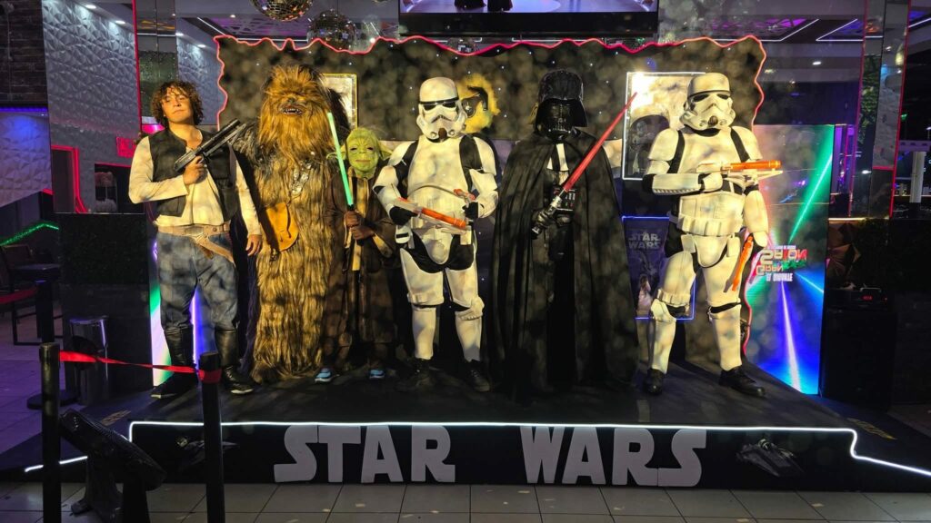 Fans de Star Wars bailando al ritmo de la cumbia en el Gran Salón de la CDMX.
