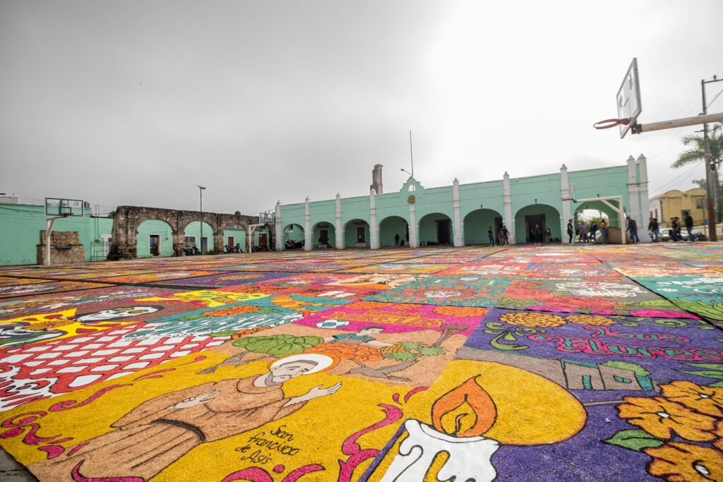 Xochitepec se llena de color y tradición con altares, tapetes monumentales y música en vivo durante el Festival de Día de Muertos.