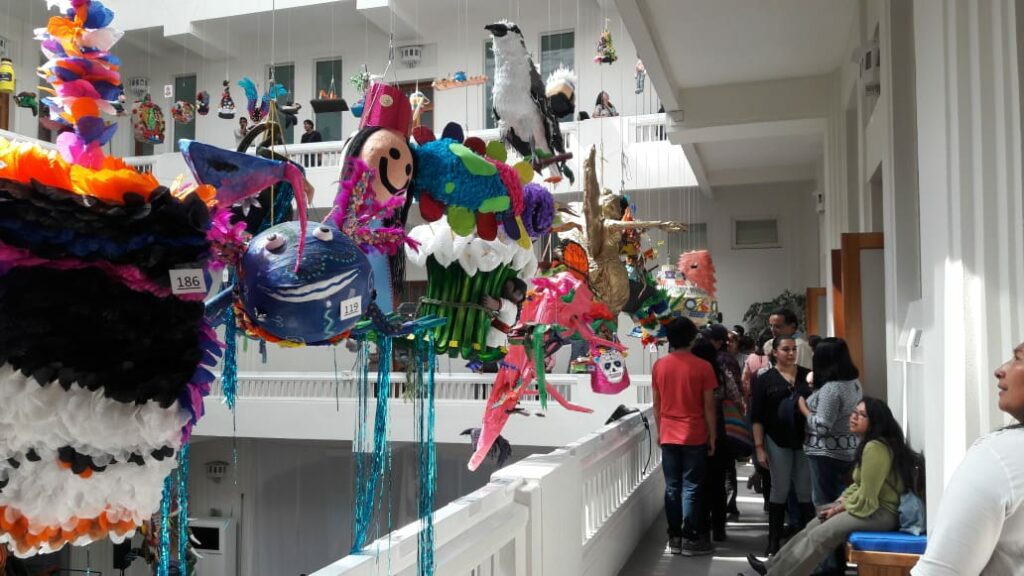 El Concurso de Piñatas del MAP celebra la creatividad y el talento de artesanos mexicanos en la CDMX.