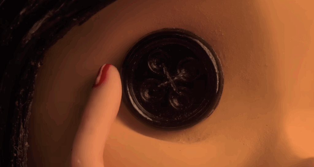 El Taller de Coraline en CDMX te permitirá crear tu propia muñeca con los icónicos ojos de botón. 