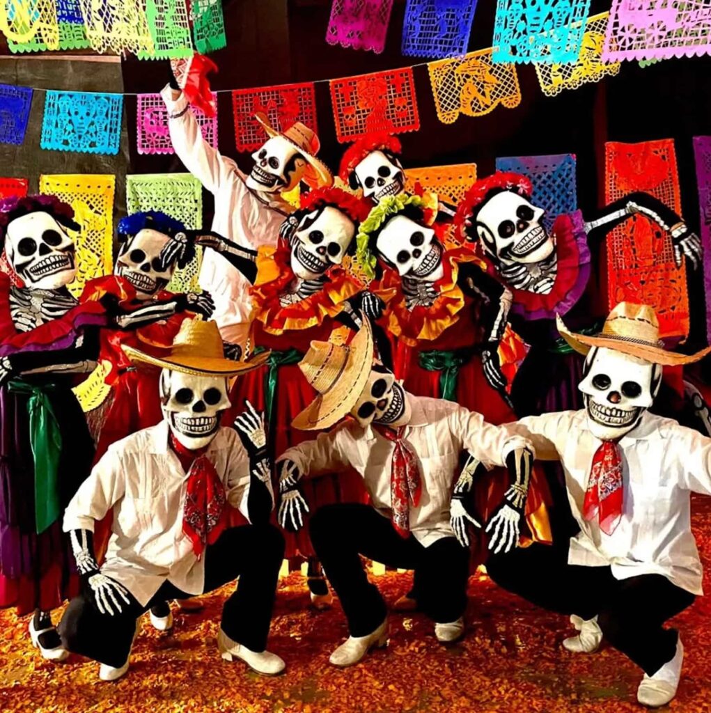 Viva la muerte reúne a más de 50 artistas en escena para rendir homenaje a quienes ya no están, a través de la danza folklórica mexicana.