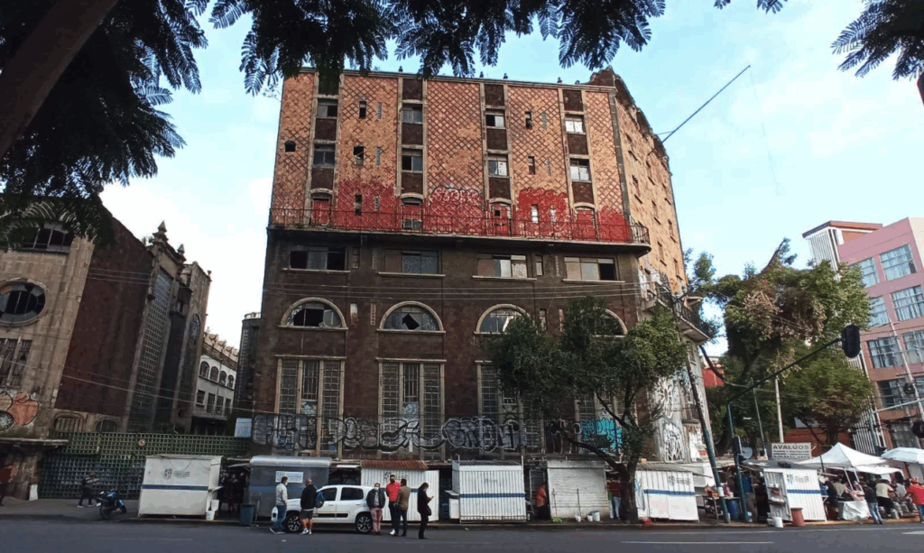 Entre sus lugares emblemáticos destacan el **Hospital General**, la **Arena México** y el **Museo del Juguete Antiguo**, reflejo de su tradición y cultura.
