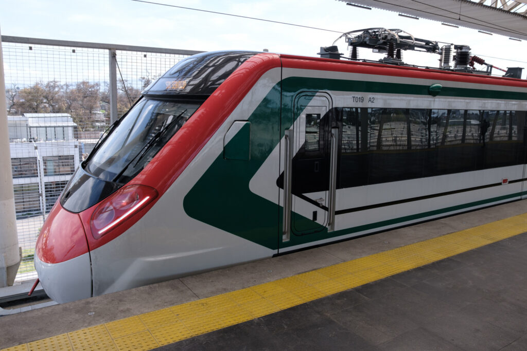 Las unidades del Tren Suburnano al AIFA serán similares a las de El Insurgente, según han podido apreciar vecinos de las colonias aledañas a las vías