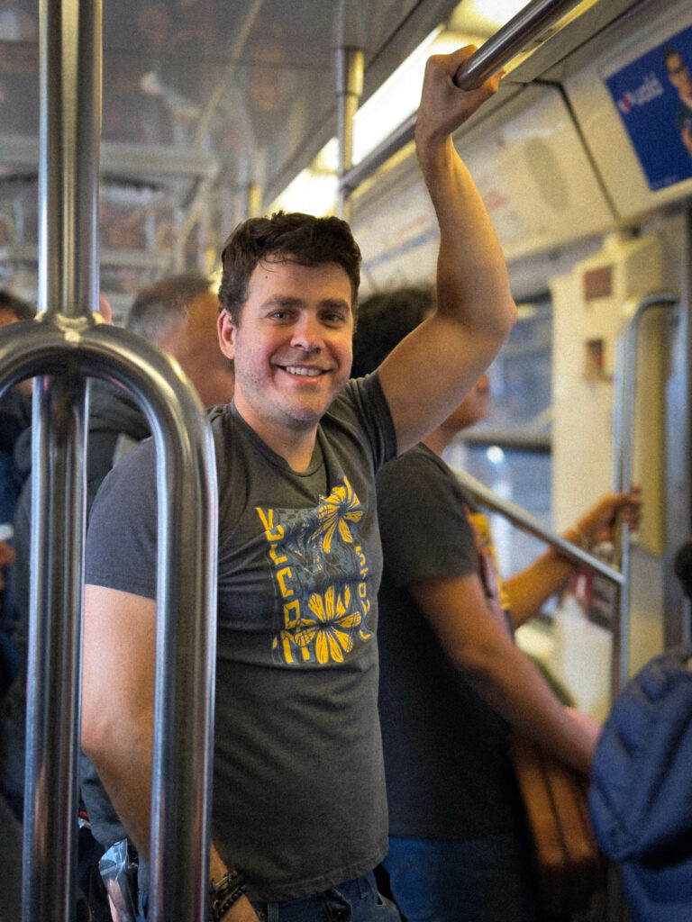 Con humor y curiosidad, Jimmy demuestra qué productos cumplen lo que prometen y cuáles no.