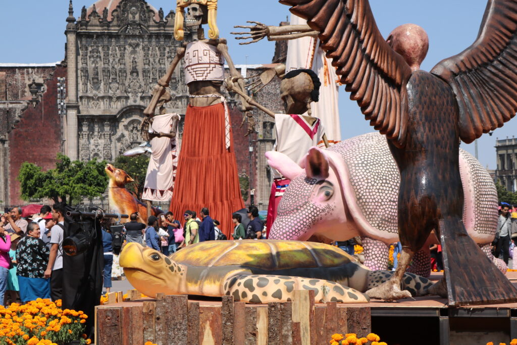 Miles de familias visitan el Zócalo para celebrar el Día de Muertos entre música, flores y arte comunitario.