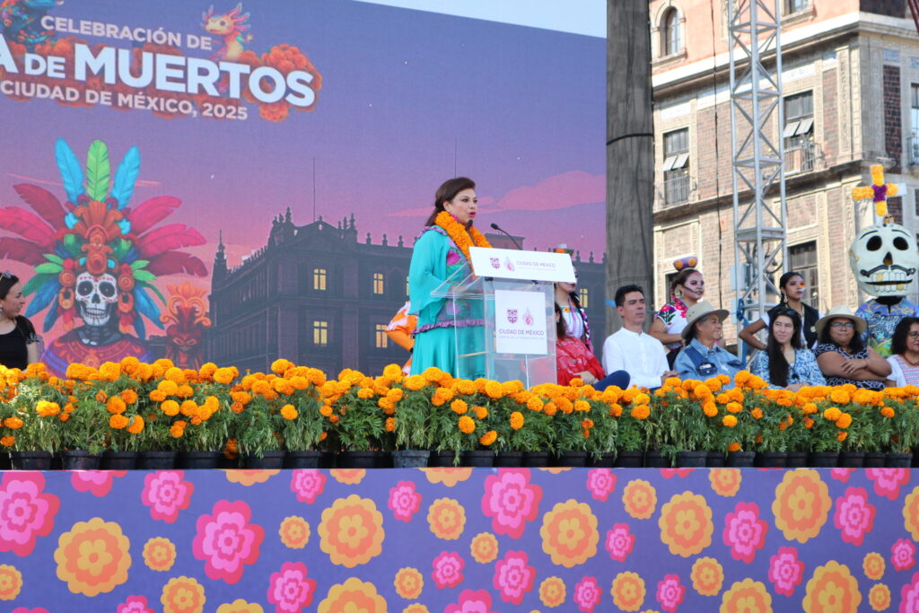 La jefa de Gobierno inaugura la Ofrenda Monumental del Día de Muertos 2025 dedicada a los 700 años de México-Tenochtitlan.