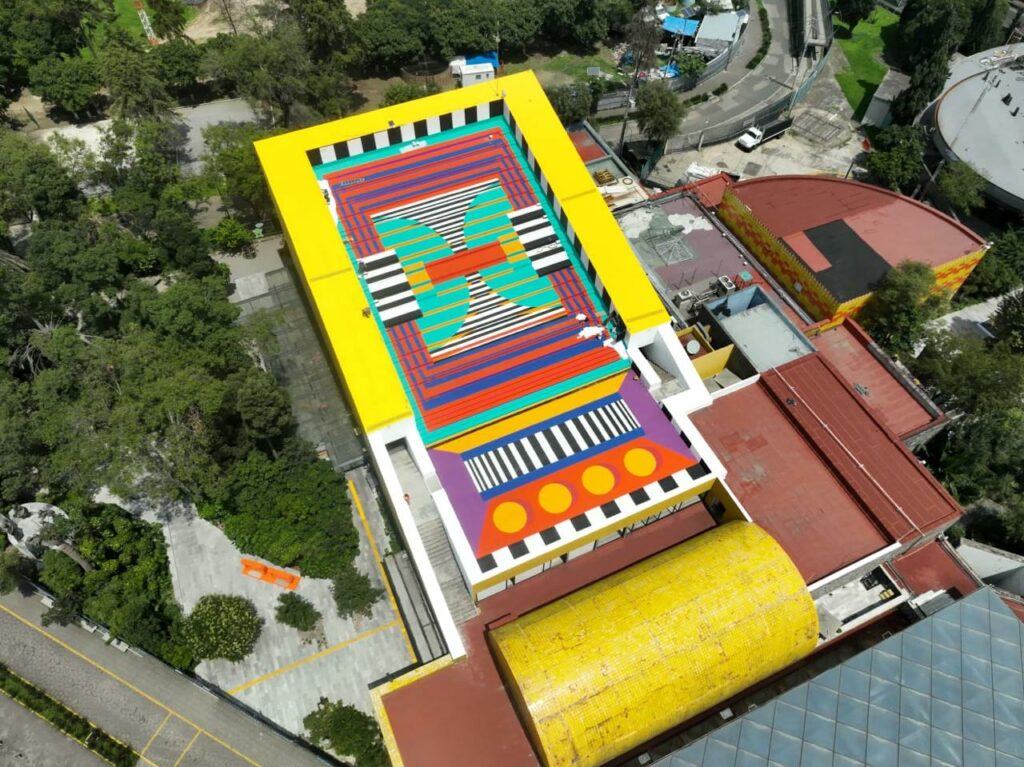 Mural monumental creado por Camille Walala en la terraza del Papalote Museo del Niño.