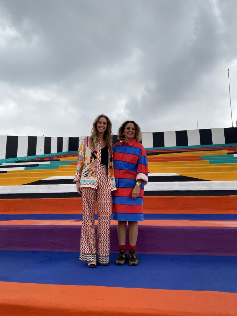 Alejandra Cervantes Mascareño, directora del Papalote Museo del Niño, junto a la artista Camille Walala.