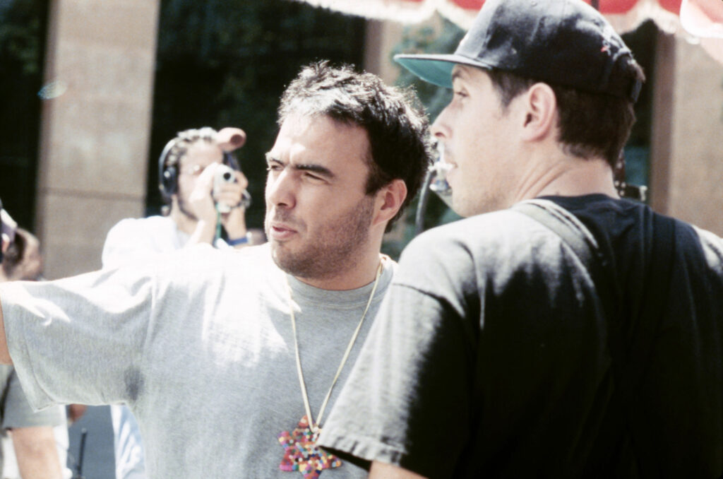 Alejandro González Iñarritu dirigiendo Amores Perros.