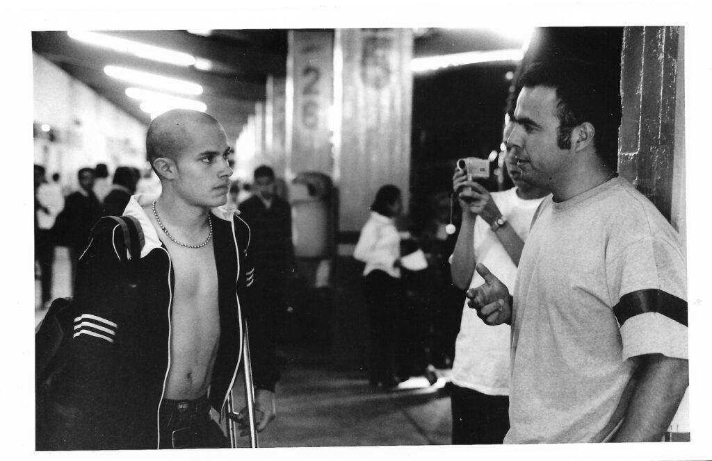 Gael García Bernal y Alejandro G. Iñarritu en el rodaje de Amores Perros.