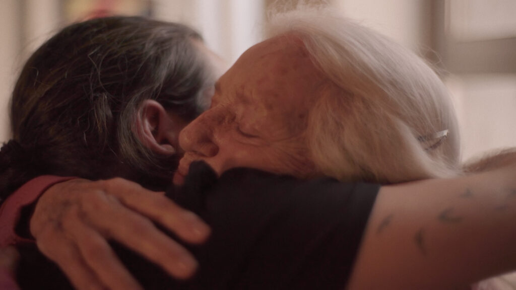 Rodrigo Ìmaz abrazando a su abuelita Monserrat.