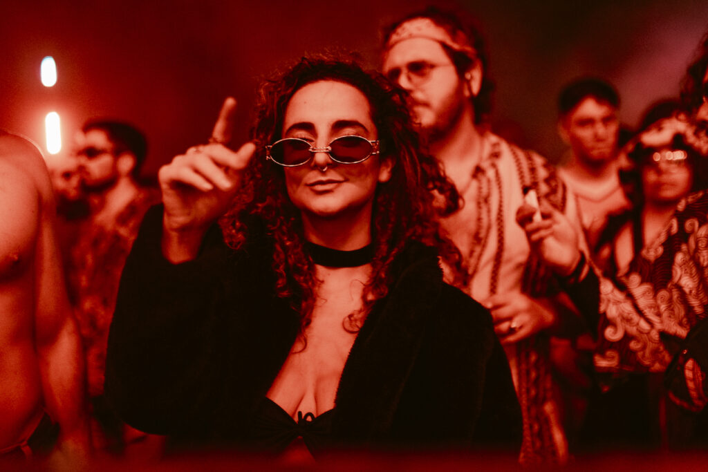 Asistente al festival Bahidorá bailando.