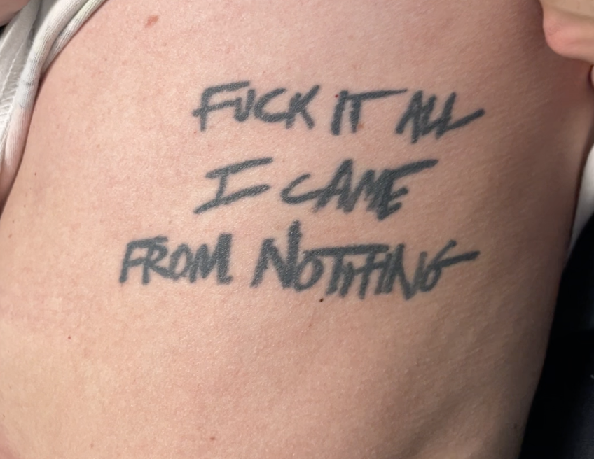 Tatuaje de una frase de la canción "Something from Nothing" de Foo Fighters.