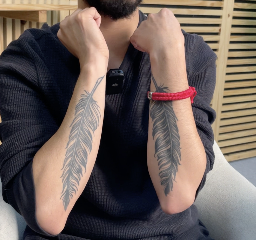 Tatuaje de plumas en los brazos de Dave Grohl de Foo Fighters. Ganador de los boletos para el Corona Capital 2025.