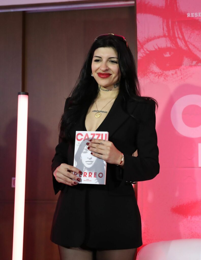 Julieta en la presentación de su libro Perreo en CDMX.