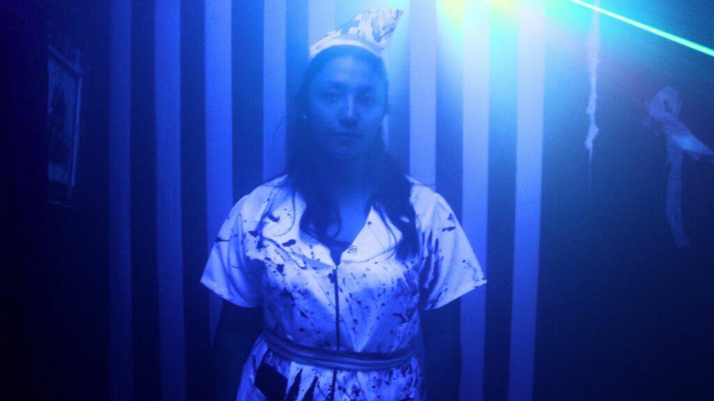 Escenarios inspirados en icónicas películas de terror te esperan en la casa del terror de la CDMX.